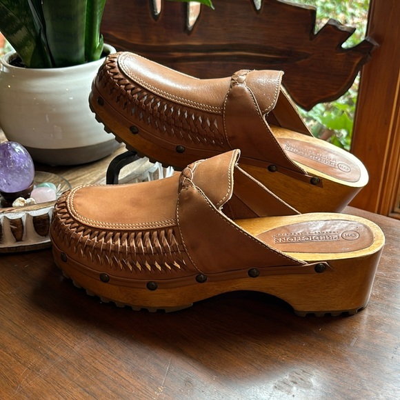 Predictions Shoes - Predictions Leather Collection Tan Leather Vintage Clogs Sz 9
